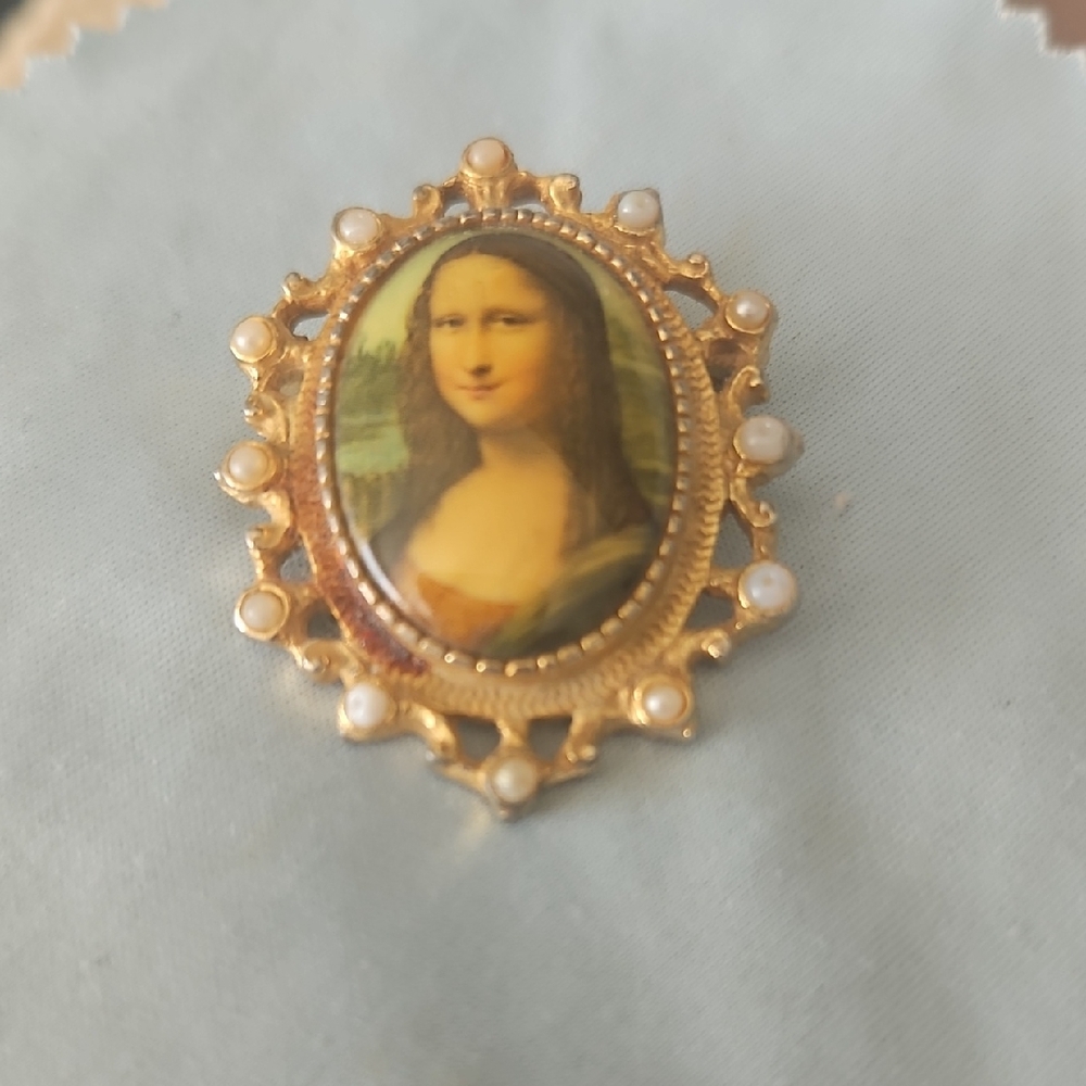 Vintage Gold Cameo Brooch with Pearls